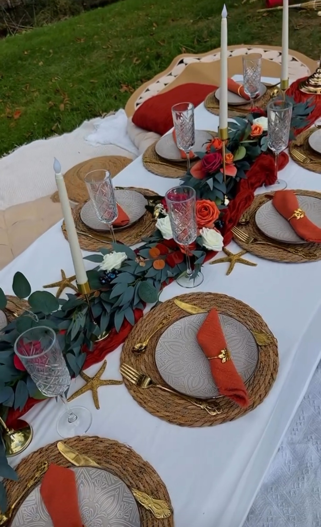 Herfsttafel van bovenaf met rozen en kaarsen