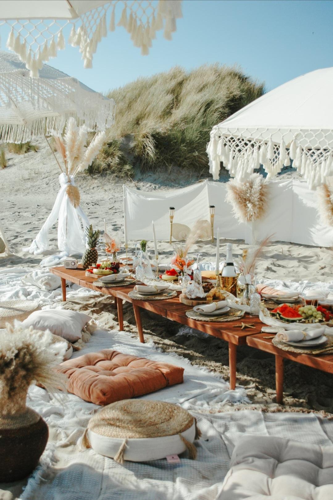 Strandpicknick met parasol