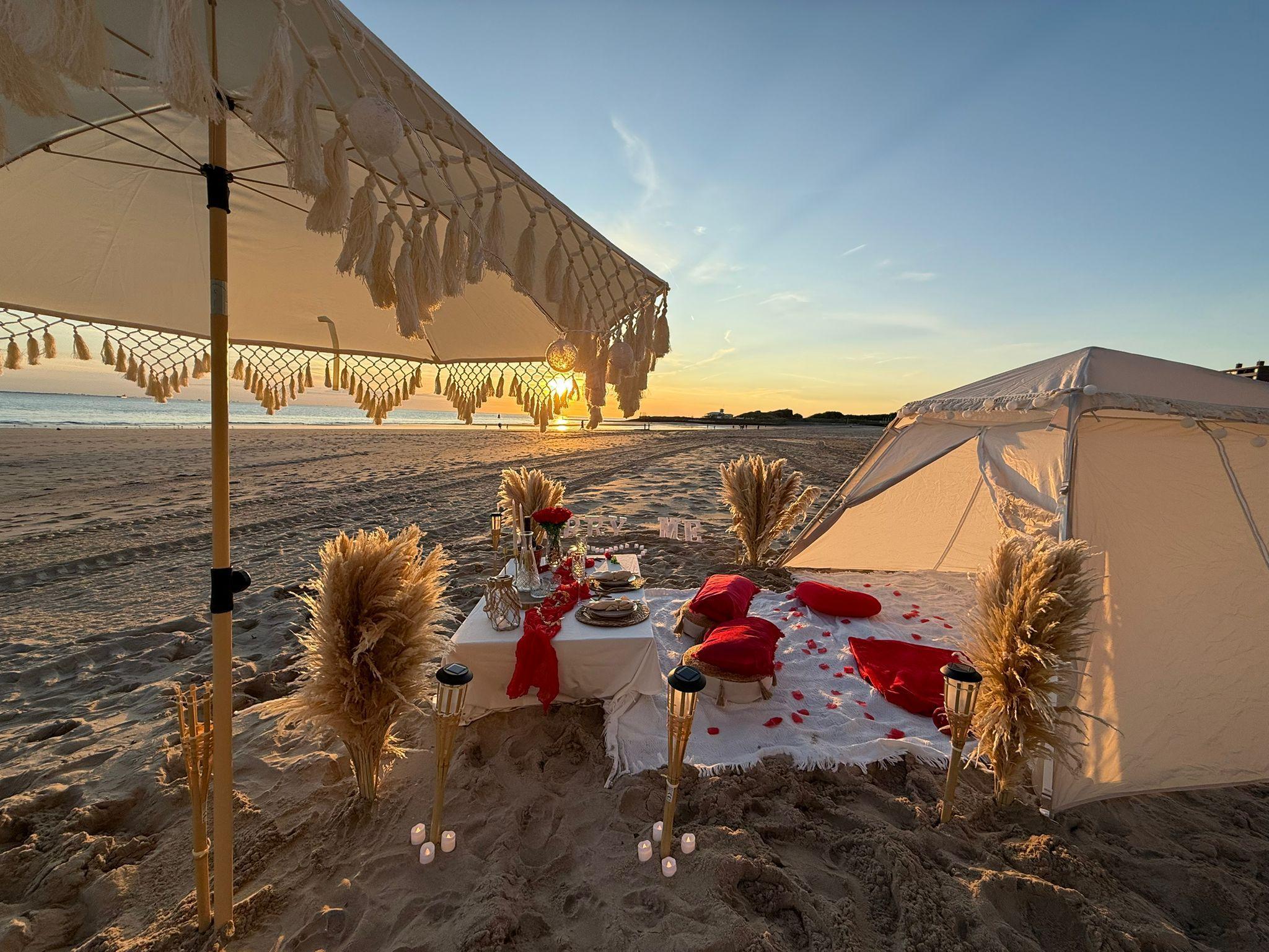 Sunset picknick op het strand