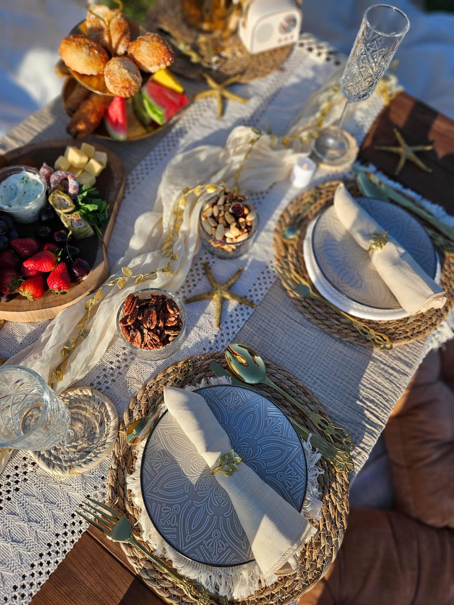 Gedekte tafel met gouden details